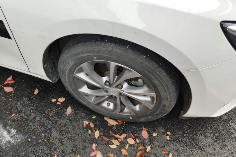 Used Buick Verano 2023 Pro Enjoyment Edition Right Front Wheel Hub