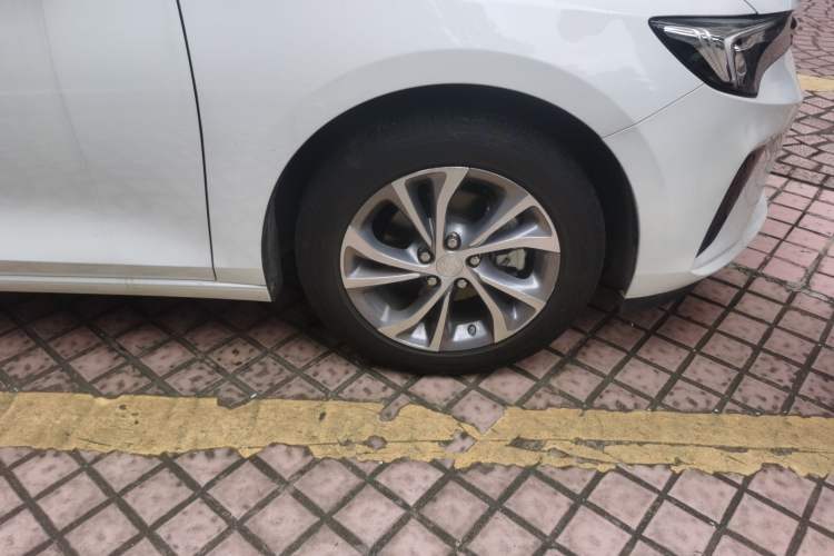 Used Buick Verano 2023 Pro Enjoyment Edition Right Front Wheel Hub