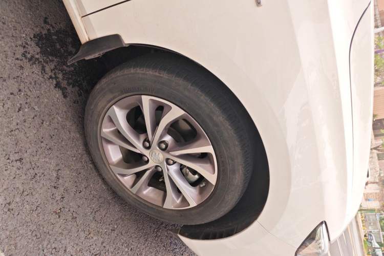 Used Buick Verano 2023 Pro Enjoyment Edition Right Front Wheel Hub