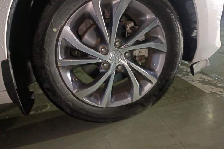 Used Buick Verano 2023 Pro Enjoyment Edition Right Front Wheel Hub