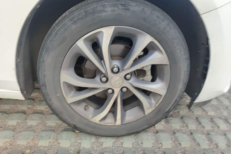 Used Buick Verano 2023 Pro Enjoyment Edition Right Front Wheel Hub