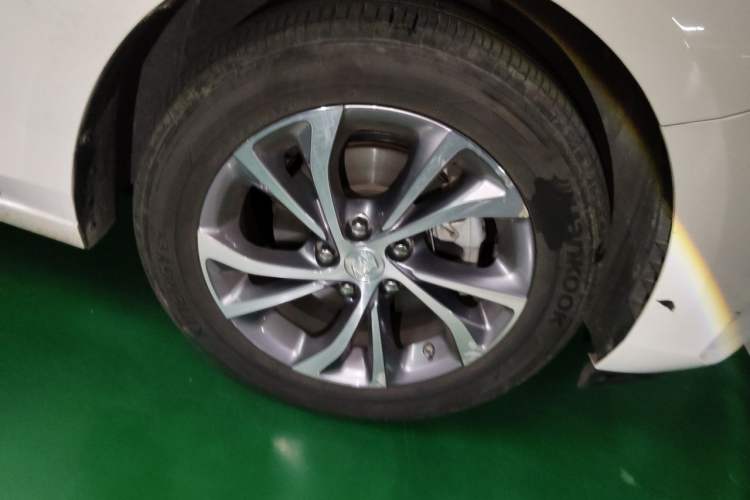 Used Buick Verano 2023 Pro Enjoyment Edition Right Front Wheel Hub