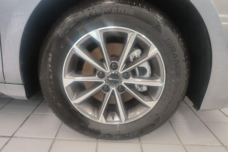 Used BYD Destroyer 05 2024 HONOR Edition DM-i 55KM Luxury Model Right Front Wheel Hub