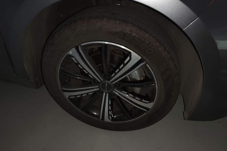 Used BYD Destroyer 05 2022 DM-i 120KM Prestige Model Right Front Wheel Hub