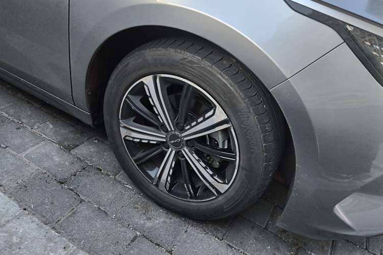Used BYD Destroyer 05 2022 DM-i 55KM Prestige Model Right Front Wheel Hub