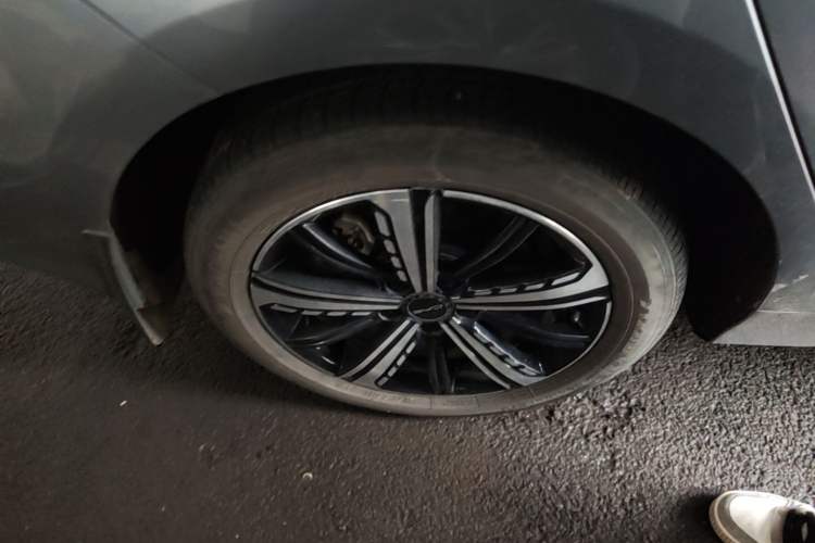 Used BYD Destroyer 05 2022 DM-i 120KM Prestige Model Right Rear Wheel Hub