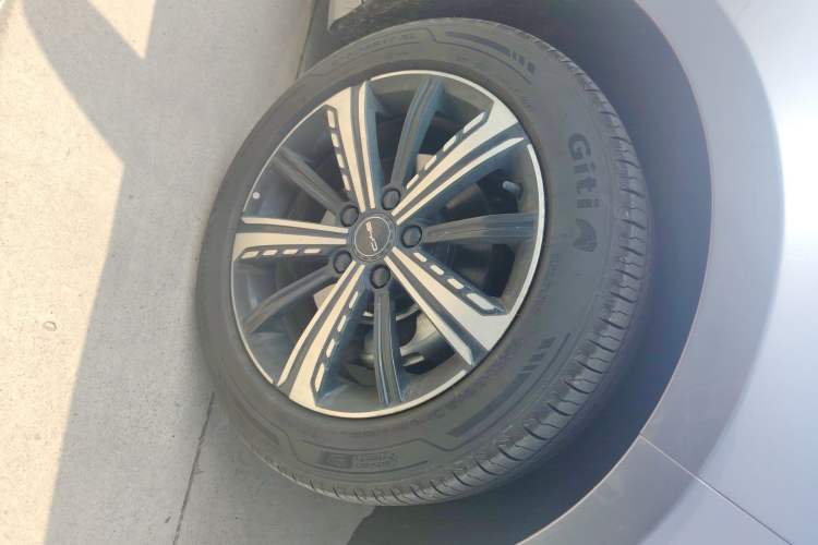 Used BYD Destroyer 05 2022 DM-i 120KM Prestige Model Right Front Wheel Hub