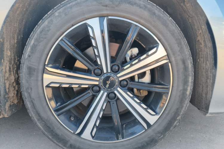 Used BYD Destroyer 05 2022 DM-i 120KM Flagship Model Right Front Wheel Hub