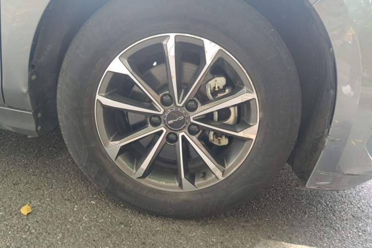 Used BYD Destroyer 05 2022 DM-i 55KM Comfort Model Right Front Wheel Hub