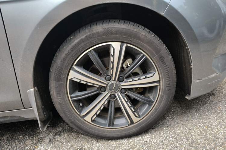 Used BYD Destroyer 05 2022 DM-i 120KM Prestige Model Right Front Wheel Hub