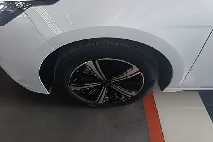 Used BYD Destroyer 05 2022 DM-i 120KM Prestige Model Left Front Wheel Hub