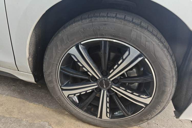 Used BYD Destroyer 05 2022 DM-i 120KM Prestige Model Right Front Wheel Hub