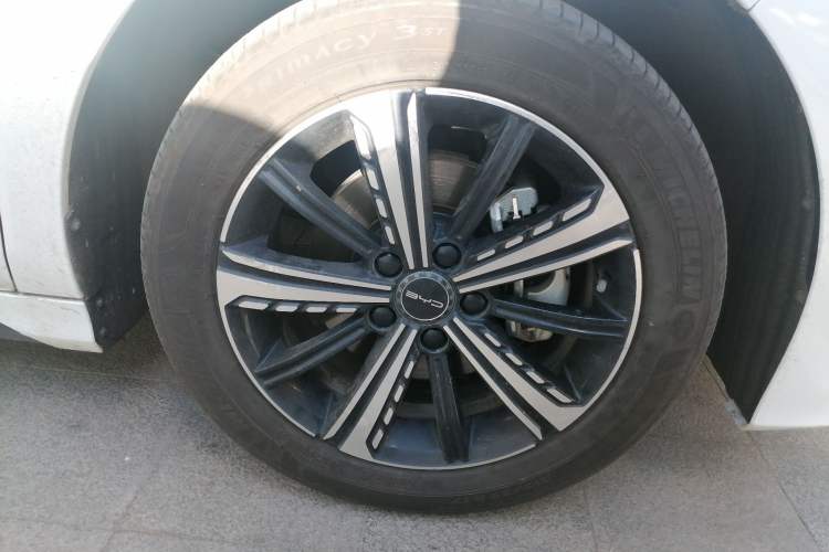 Used BYD Destroyer 05 2022 DM-i 120KM Prestige Model Right Front Wheel Hub