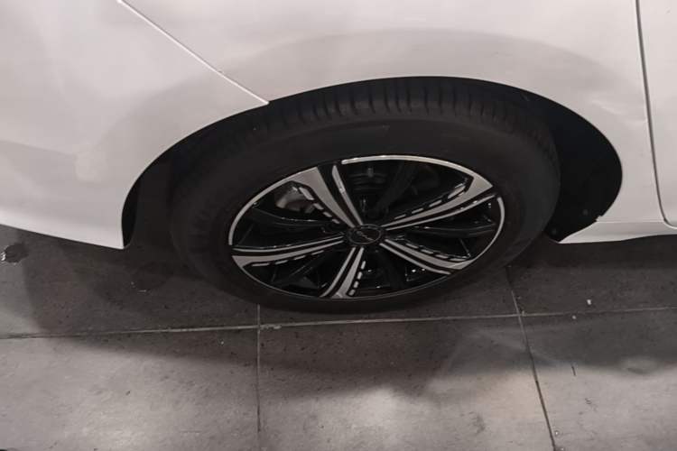 Used BYD Destroyer 05 2022 DM-i 120KM Flagship Model Right Rear Wheel Hub