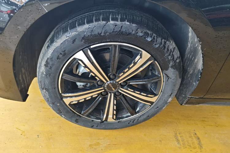 Used BYD Destroyer 05 2023 Champion Edition DM-i 120KM Prestige Model Left Front Wheel Hub