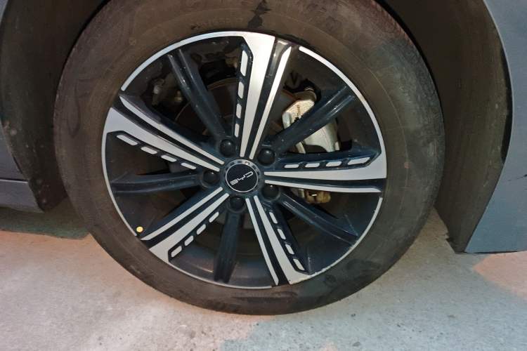 Used BYD Destroyer 05 2023 Champion Edition DM-i 120KM Prestige Model Right Front Wheel Hub