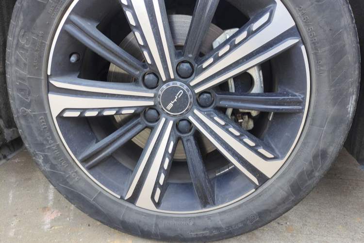 Used BYD Destroyer 05 2023 Champion Edition DM-i 120KM Prestige Model Right Front Wheel Hub