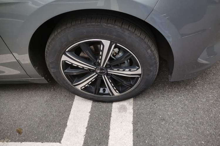 Used BYD Destroyer 05 2023 Champion Edition DM-i 120KM Prestige Model Right Front Wheel Hub
