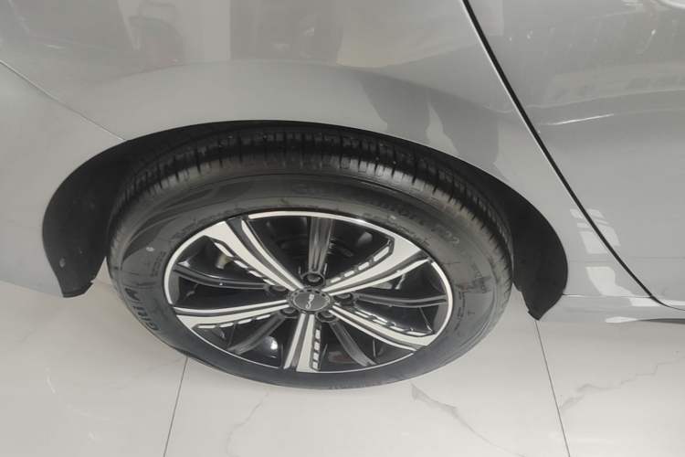 Used BYD Destroyer 05 2023 Champion Edition DM-i 120KM Luxury Model Right Rear Wheel Hub