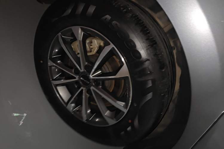 Used BYD Destroyer 05 2023 Champion Edition DM-i 55KM Luxury Model Right Rear Wheel Hub
