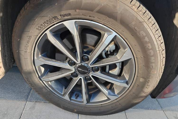 Used BYD Destroyer 05 2023 Champion Edition DM-i 55KM Luxury Model Right Front Wheel Hub