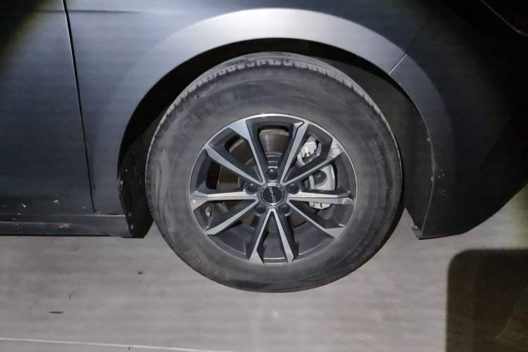 Used BYD Destroyer 05 2023 Champion Edition DM-i 55KM Luxury Model Right Front Wheel Hub