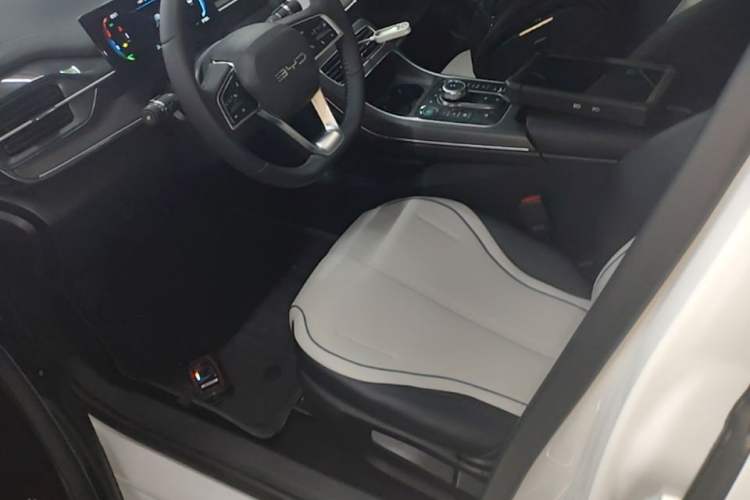 Used BYD Destroyer 05 2023 Champion Edition DM-i 120KM Luxury Model Left Front Seat
