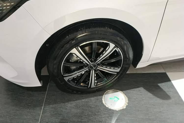 Used BYD Destroyer 05 2023 Champion Edition DM-i 120KM Prestige Model Left Front Wheel Hub