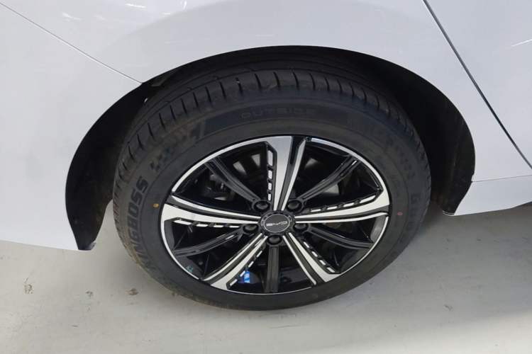 Used BYD Destroyer 05 2023 Champion Edition DM-i 120KM Luxury Model Right Rear Wheel Hub