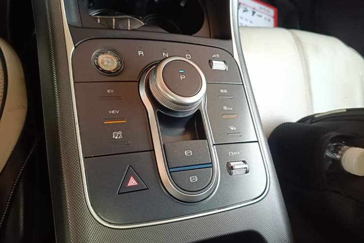 Used BYD Destroyer 05 2024 Honor Edition DM-i 120KM Luxury Model Gear Lever