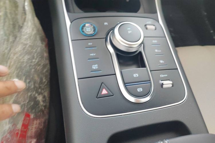Used BYD Destroyer 05 2024 Honor Edition DM-i 120KM Luxury Model Gear Lever