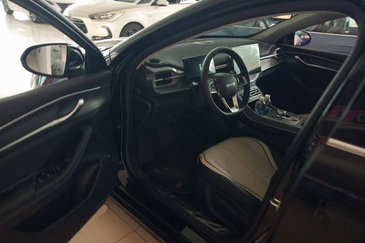 Used BYD Destroyer 05 2024 Honor Edition DM-i 120KM Luxury Model Interior 3
