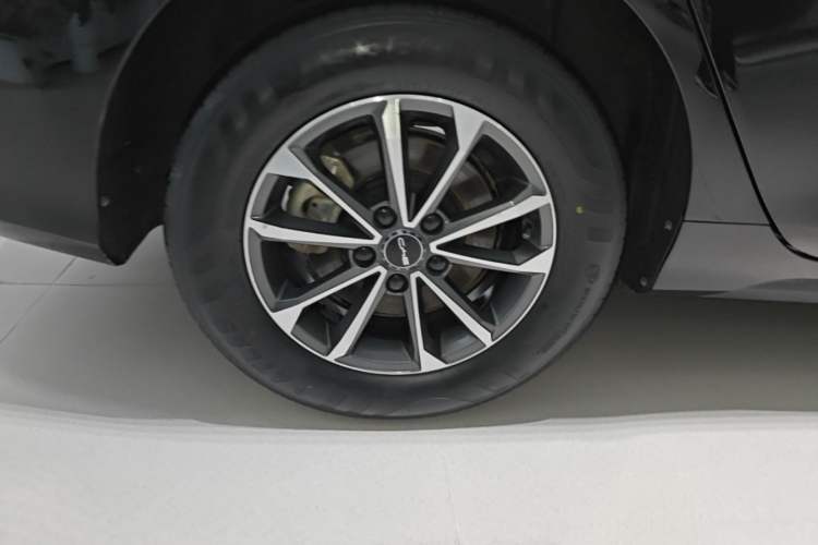 Used BYD Destroyer 05 2024 HONOR Edition DM-i 55KM Luxury Model Right Rear Wheel Hub