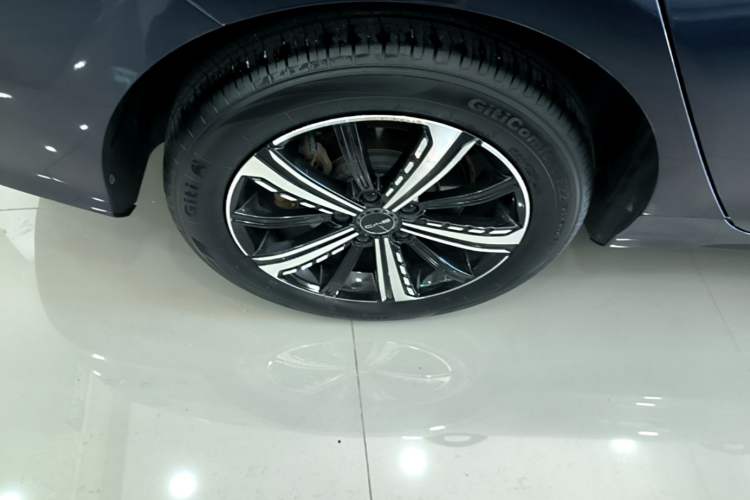 Used BYD Destroyer 05 2024 Honor Edition DM-i 120KM Luxury Model Right Rear Wheel Hub