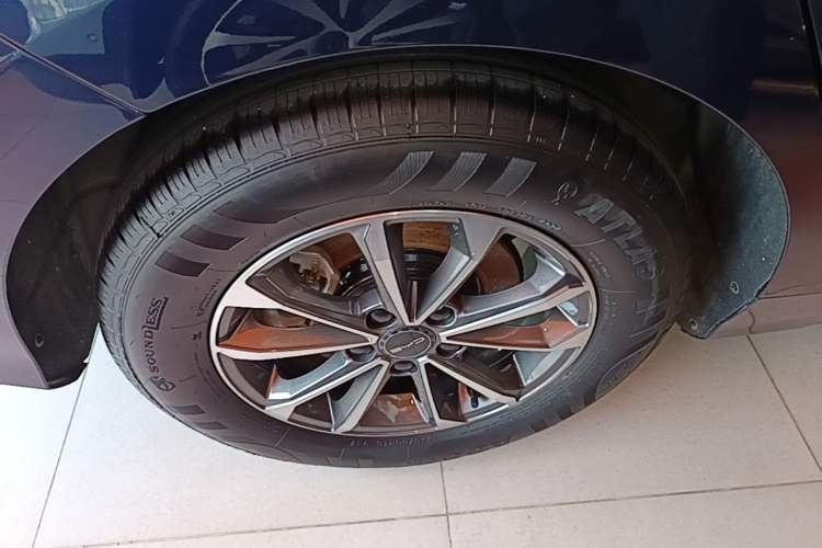 Used BYD Destroyer 05 2024 HONOR Edition DM-i 55KM Luxury Model Right Rear Wheel Hub