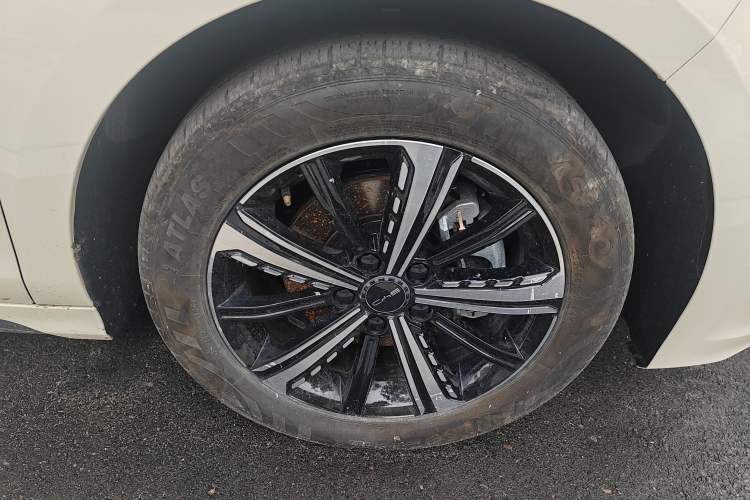 Used BYD Destroyer 05 2024 Honor Edition DM-i 120KM Luxury Model Right Front Wheel Hub