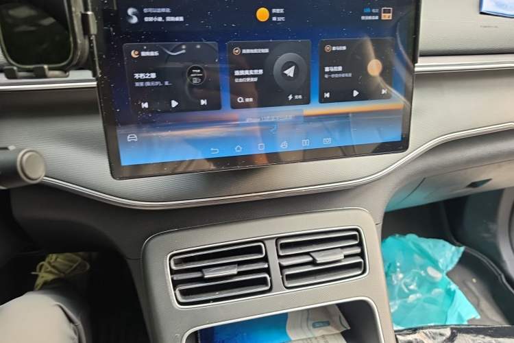 Used BYD Destroyer 05 2024 Honor Edition DM-i 120KM Luxury Model Audio And AC Panel
