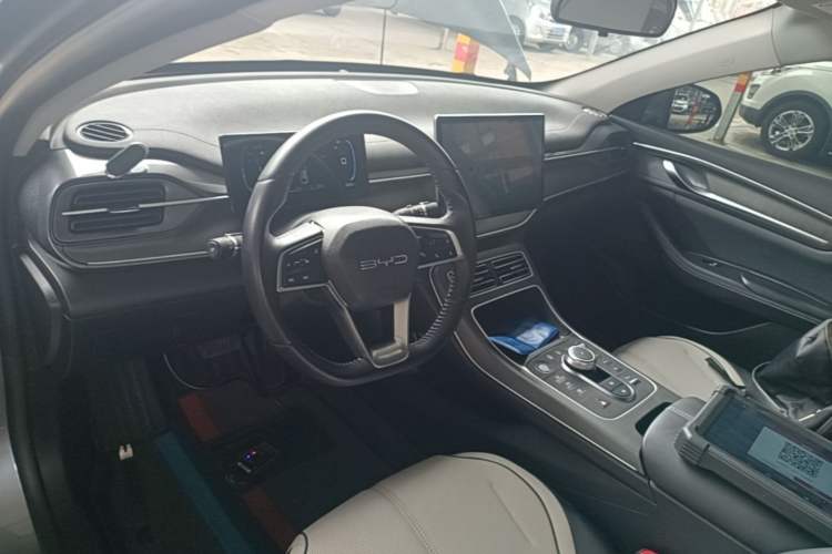 Used BYD Destroyer 05 2024 HONOR Edition DM-i 55KM Luxury Model Center Console