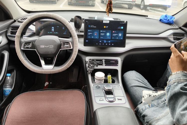 Used BYD Destroyer 05 2024 Honor Edition DM-i 120KM Luxury Model Center Console
