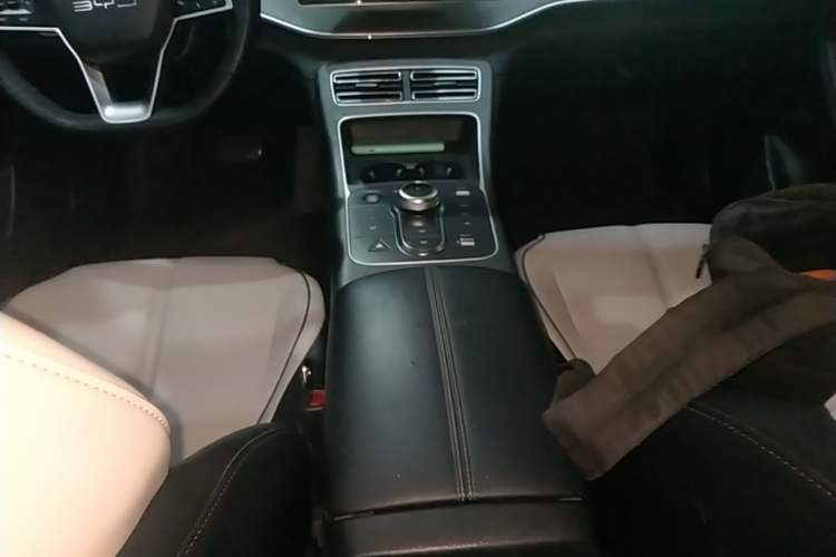 Used BYD Destroyer 05 2024 Honor Edition DM-i 120KM Luxury Model Gear Lever