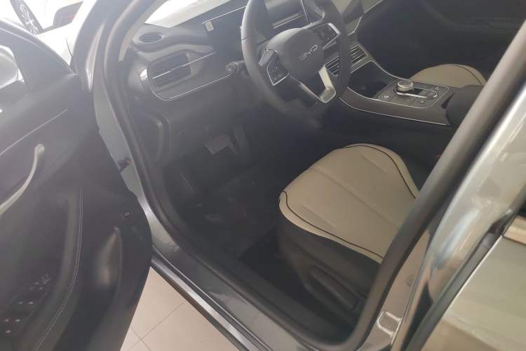 Used BYD Destroyer 05 2024 Honor Edition DM-i 120KM Luxury Model Interior 2