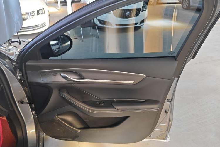 Used BYD Destroyer 05 2024 Honor Edition DM-i 120KM Luxury Model Interior 5