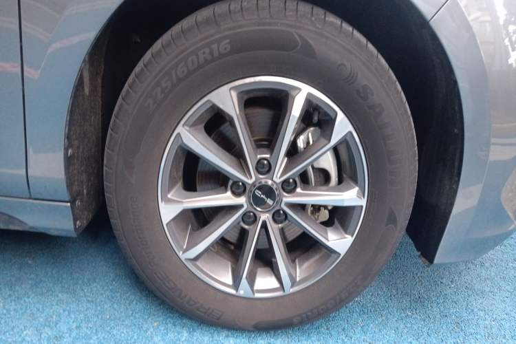 Used BYD Destroyer 05 2024 HONOR Edition DM-i 55KM Luxury Model Right Front Wheel Hub