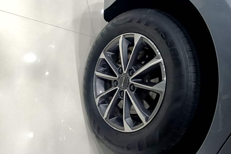 Used BYD Destroyer 05 2024 HONOR Edition DM-i 55KM Luxury Model Right Rear Wheel Hub