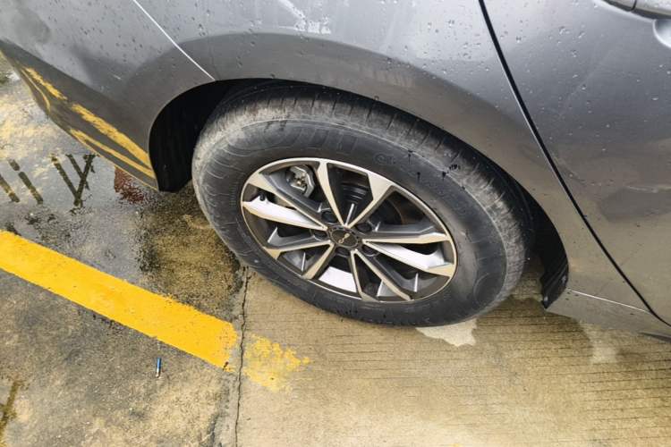 Used BYD Destroyer 05 2024 HONOR Edition DM-i 55KM Luxury Model Right Rear Wheel Hub