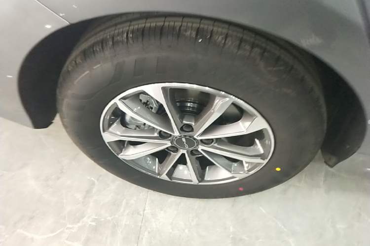Used BYD Destroyer 05 2024 HONOR Edition DM-i 55KM Luxury Model Right Rear Wheel Hub