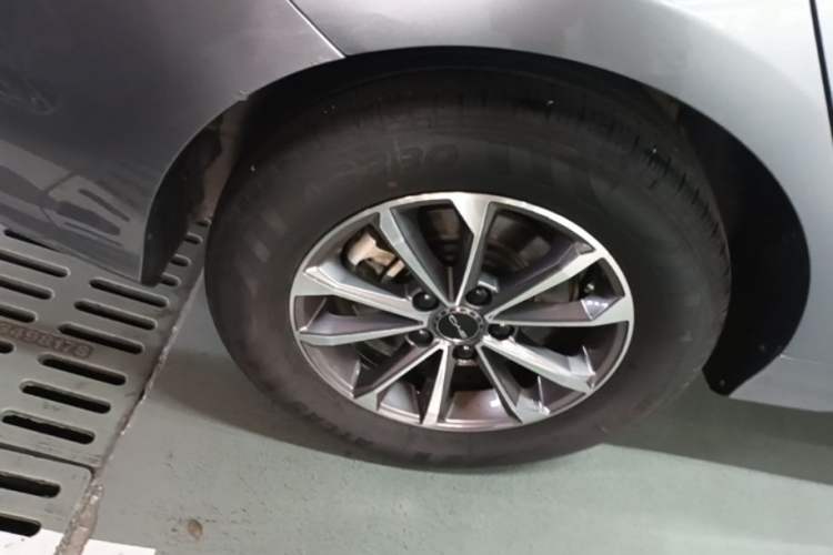 Used BYD Destroyer 05 2024 HONOR Edition DM-i 55KM Luxury Model Right Rear Wheel Hub