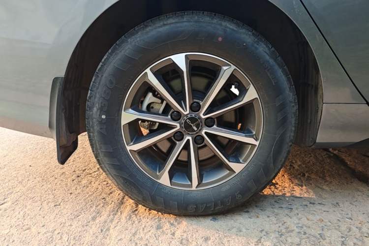 Used BYD Destroyer 05 2024 HONOR Edition DM-i 55KM Luxury Model Right Rear Wheel Hub