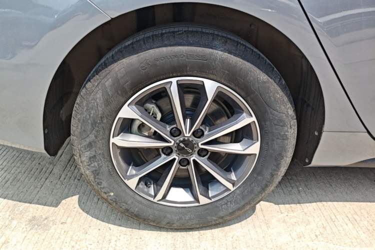 Used BYD Destroyer 05 2024 HONOR Edition DM-i 55KM Luxury Model Right Rear Wheel Hub