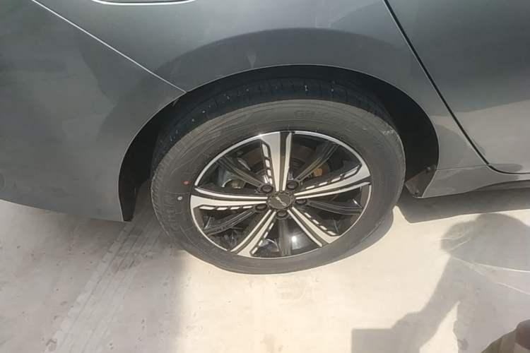 Used BYD Destroyer 05 2024 Honor Edition DM-i 120KM Luxury Model Right Rear Wheel Hub